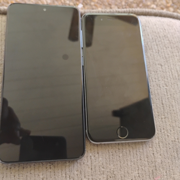 A Samsung Galaxy S21 FE